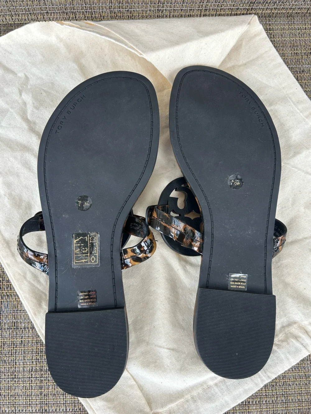 Like new Tory Burch Metal Logo 7.5 Leather Black & Brown Tortoise Shell Sandals